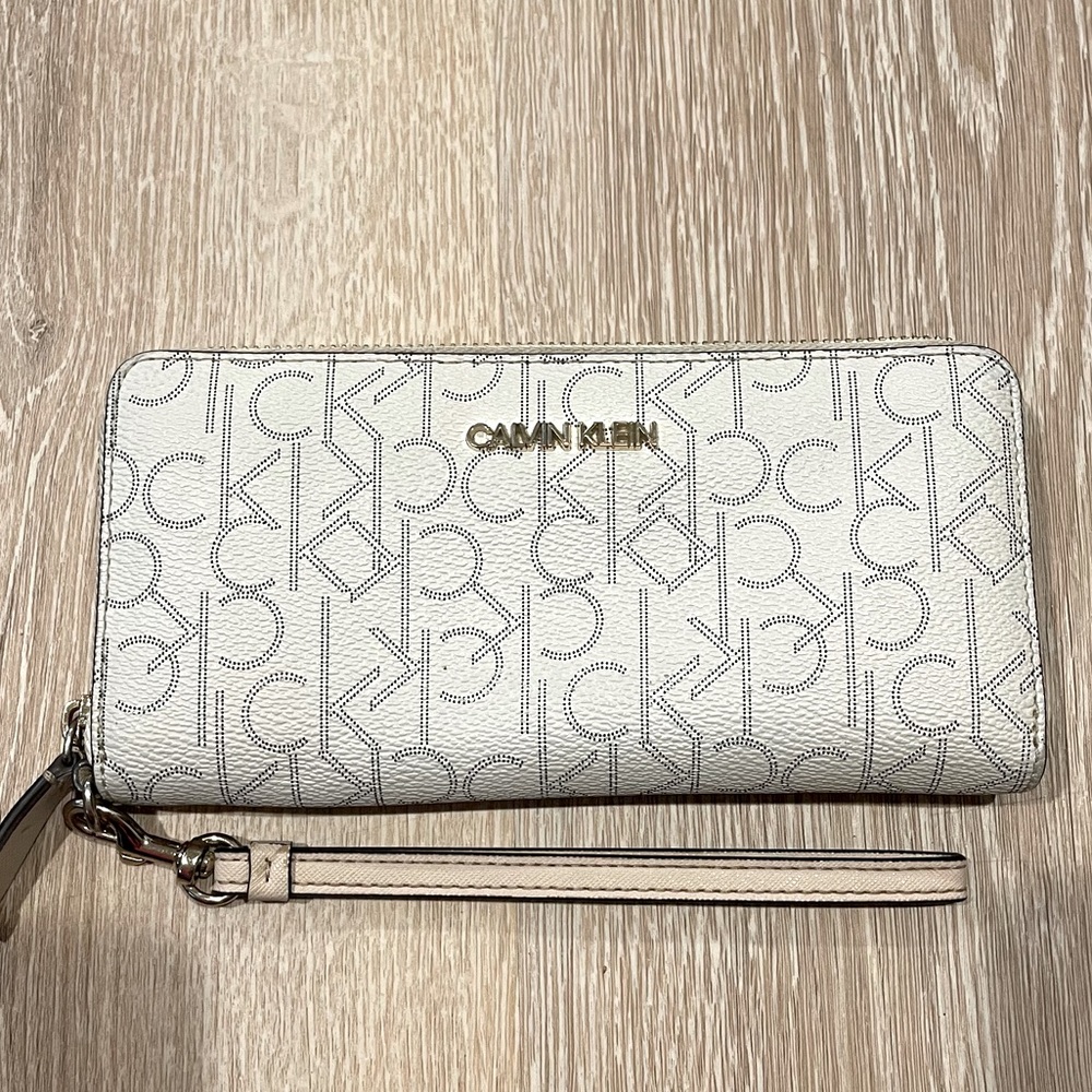 Calvin Klein Signature Zip-Around Wallet